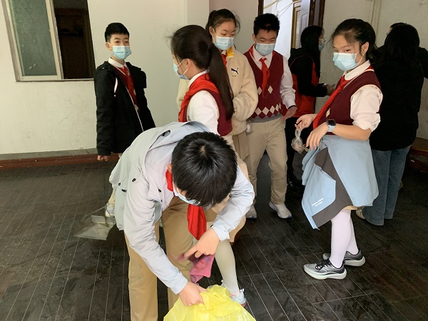 1743594415127688.png 鹅山路小学的学生们在为残疾人家庭打扫卫生.png