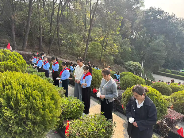 3月25日上午，柳州市柳南区鹅山街道林溪社区关工小组联合柳州市第四十六中学，到柳州西山烈士陵园隆重举行了“青山埋忠骨&nbsp;热血铸丰碑”祭英烈活动3（何楠）.png