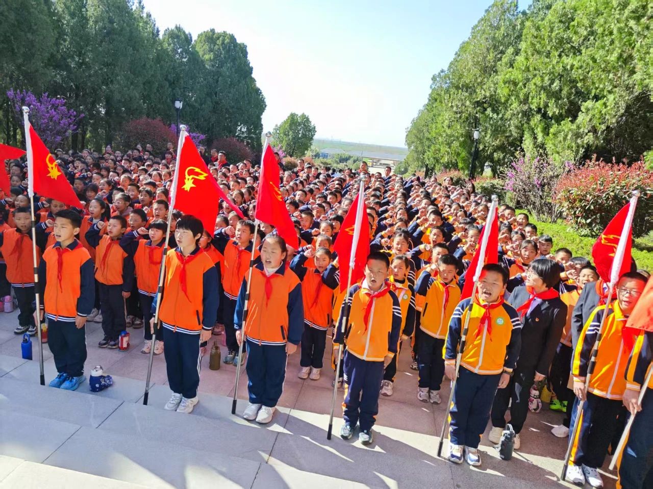 中心小学升旗2.jpg