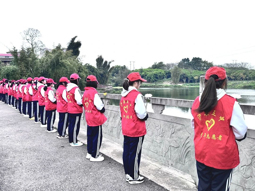 1743668052277509.jpg 泸县五中清明祭扫.jpg