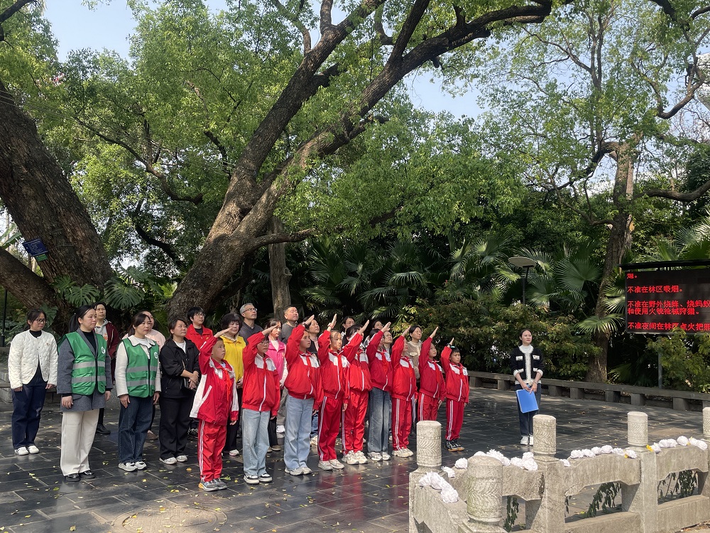 1743673538501062.jpg 2025.4.2向革命先烈行注目礼1.jpg