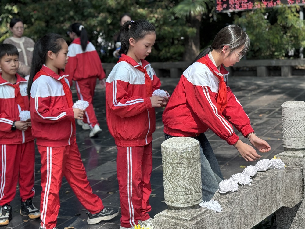 1743673596396911.jpg 2025.4.2学生代表向纪念碑献花,告慰英雄忠魂1.jpg