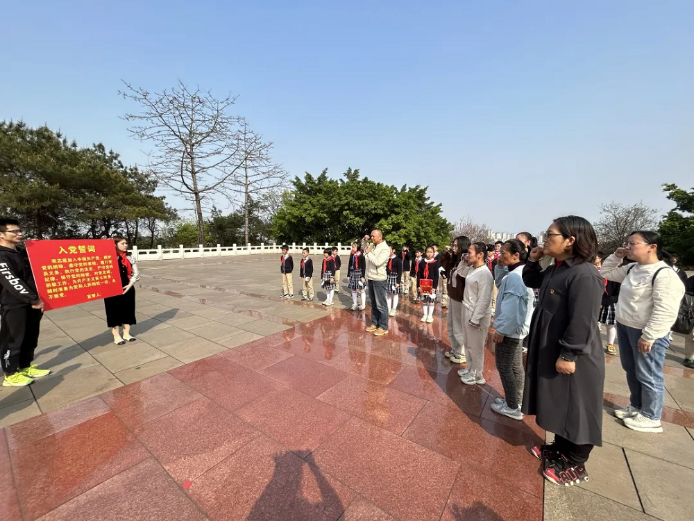 1743673764158133.png 荣盛社区关工领导小组开展“缅怀革命先烈 传承红色精神”主题活动 (4)1.png