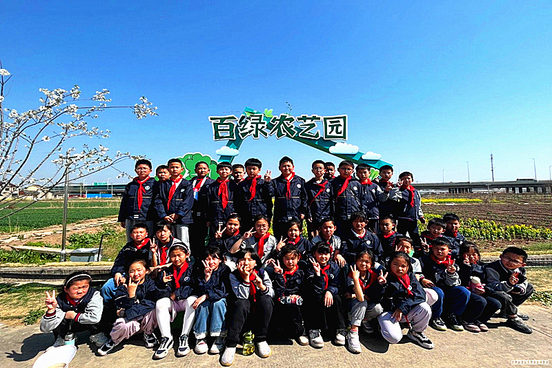 1743736254335653.jpg 江苏省南京市栖霞区教育系统关工委组织炼油厂小学开展“遇见莓好”校外社会实践活动(3).jpg