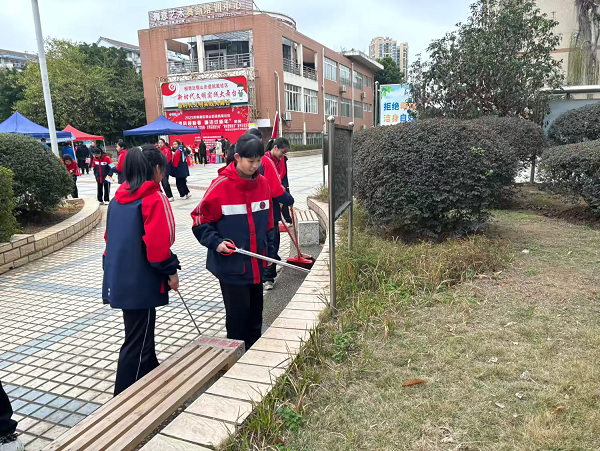 3月5日，柳南区银山街道航星社区关工小组开展“三月春锋暖、薪火代代传”志愿活动2（莫浚安）.png