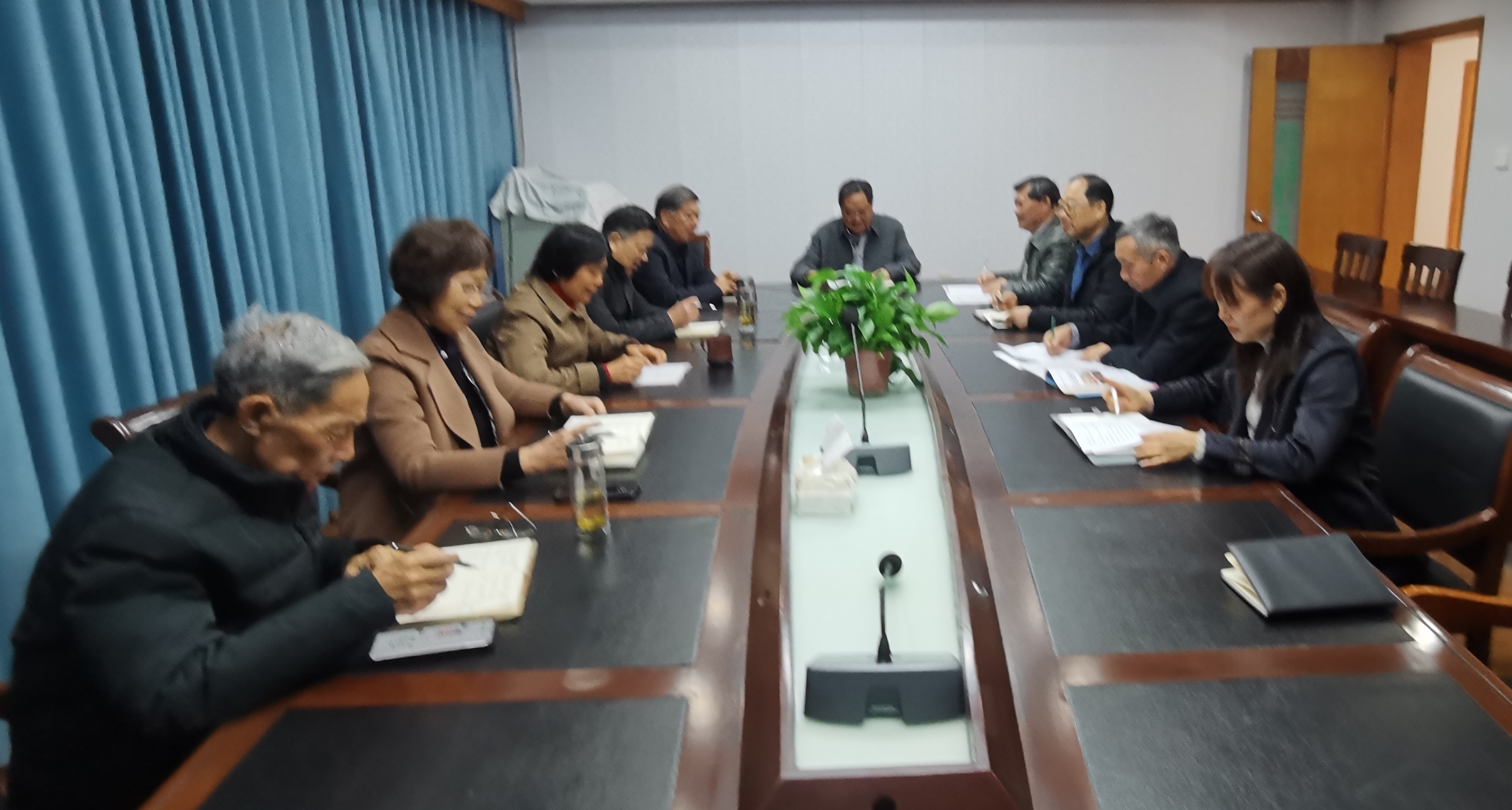 3月20日，区关工委组织全体驻会人员集中学习中共中央办公厅印发的《关于在全党开展深入贯彻中央八项规定精神学习教育的通知》，.jpg