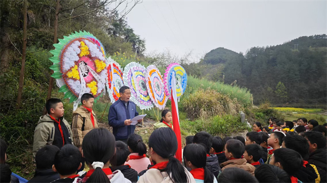祭奠鲍子成烈士.jpg