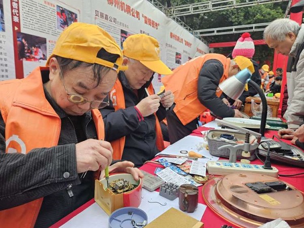 1743849173807528.jpg 3月5日,柳南区鹅山街道车辆厂社区关工小组、“银龄先锋”“五老”工作室的31位成员如约来到“雷锋街市”开展” 凝聚“五老”力量,传承雷锋精神“学雷锋”活动01(押健押).jpg