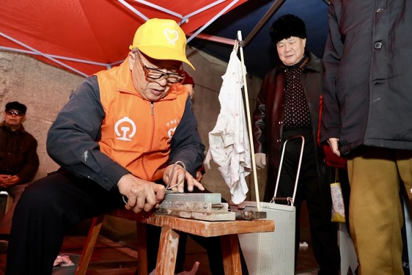 1743849194353447.jpg 3月5日,柳南区鹅山街道车辆厂社区关工小组、“银龄先锋”“五老”工作室的31位成员如约来到“雷锋街市”开展” 凝聚“五老”力量,传承雷锋精神“学雷锋”活动02(押健押).jpg