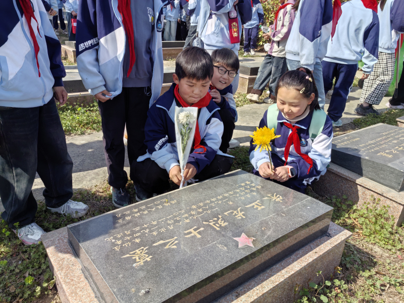 1743989975896646.jpg 4.3陵园祭英烈2.jpg