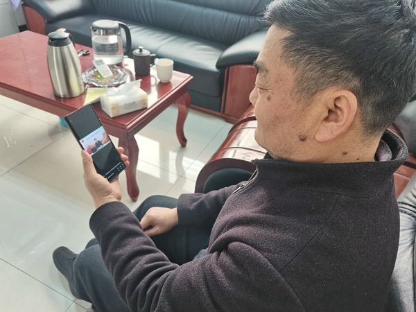 观看报告会.jpg
