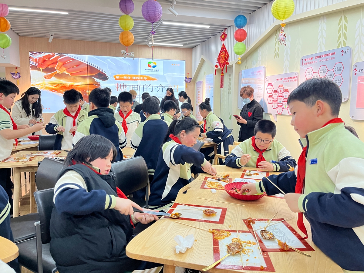 1744010367701028.jpg 糖香润童心:一堂跃动在舌尖的非遗传承课4_副本.jpg