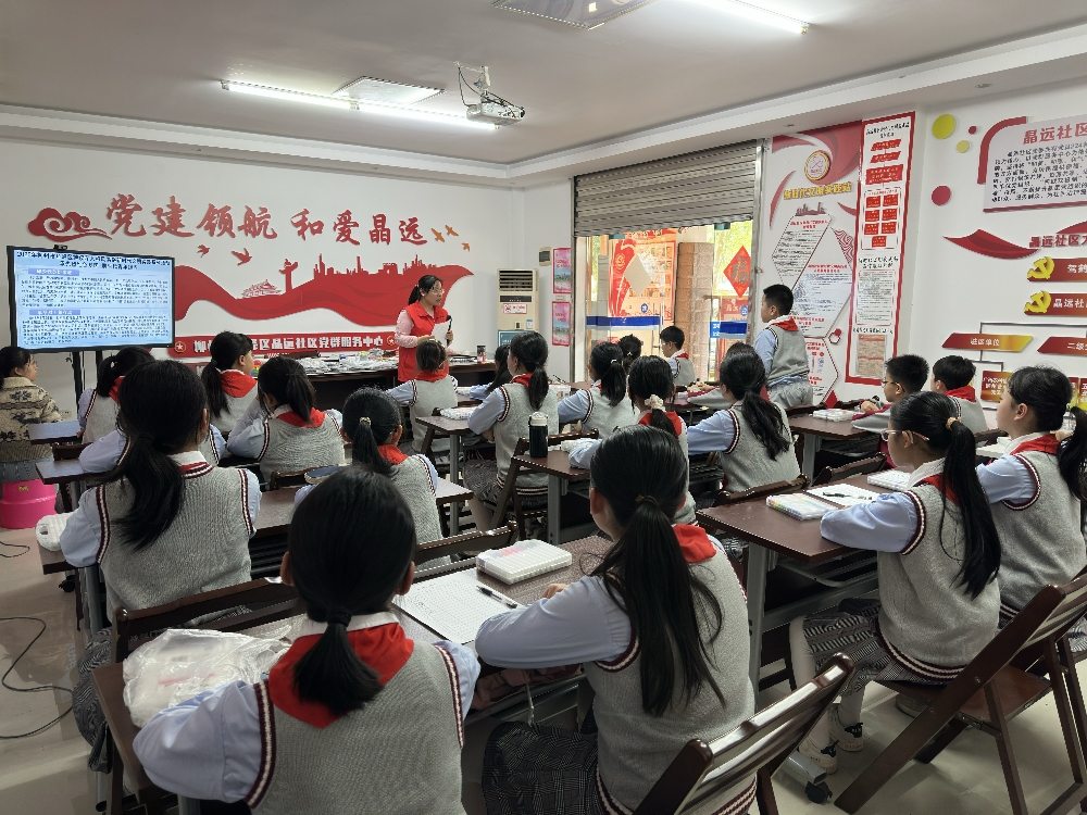 1744021096241195.jpg 广西柳州市鱼峰区晶远社区开展“承先烈红色基因 展时代青年担当”主题宣传活动1.jpg
