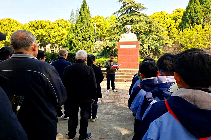 1744066487324272.jpg 江苏省南京市建邺区莫愁湖街道江东门社区关工委组织老少开展清明祭扫活动(1).jpg