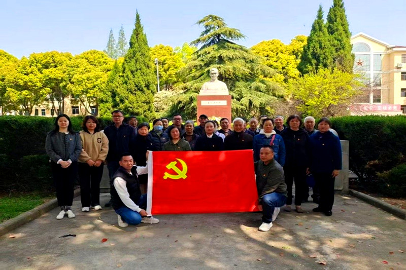 1744066501468727.jpg 江苏省南京市建邺区莫愁湖街道江东门社区关工委组织老少开展清明祭扫活动(2).jpg