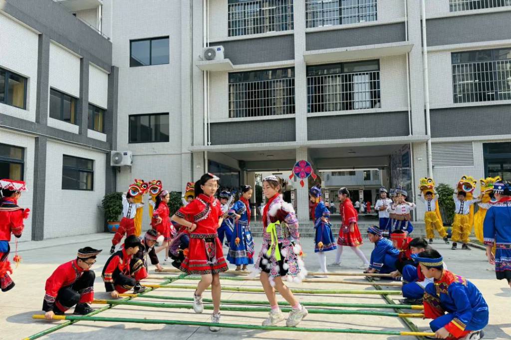 1744096136153346.jpg 图3竹竿舞.jpg
