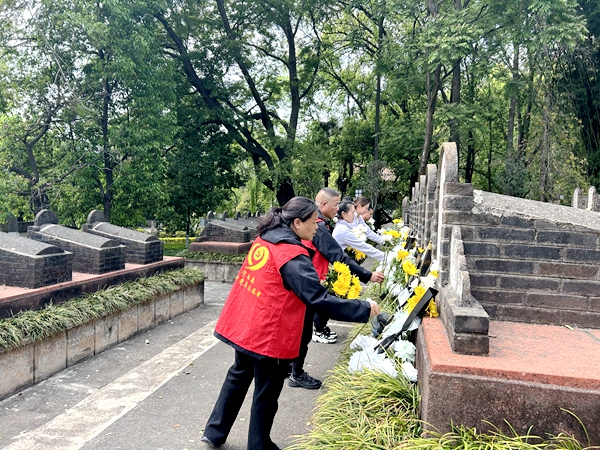 1744097930657970.jpg 敬献鲜花.JPG