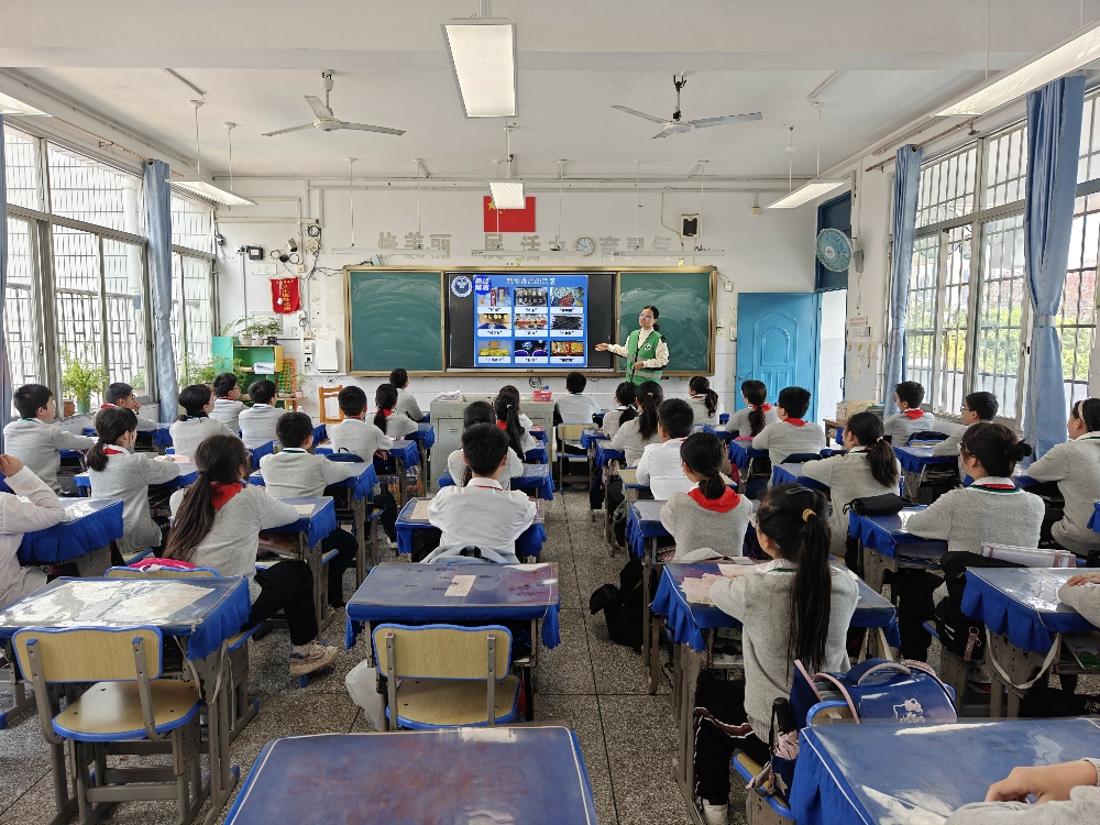 1744104490598242.jpg 广西柳州市鱼峰区红锋社区关工小组开展“12355,为青春护航”防止药物滥用教育活动2.jpg