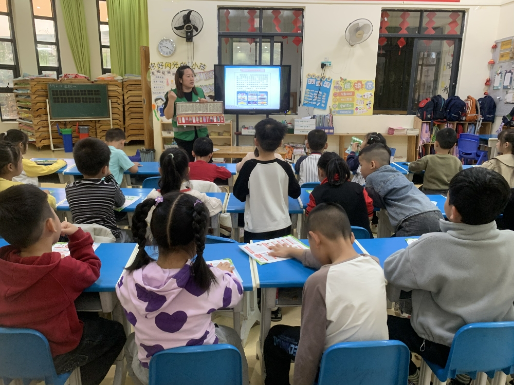 1744104636661943.jpg 禁毒社工利用PPT进行禁毒知识讲解.jpg