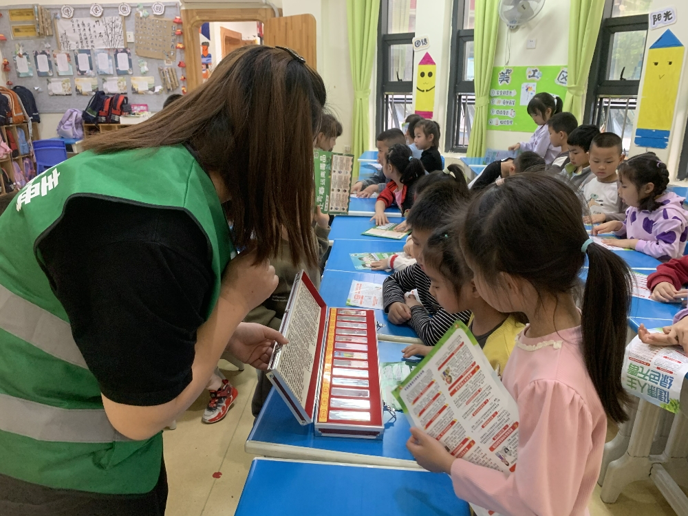 1744104656868670.jpg 禁毒社工利用仿真模型开展宣传.jpg