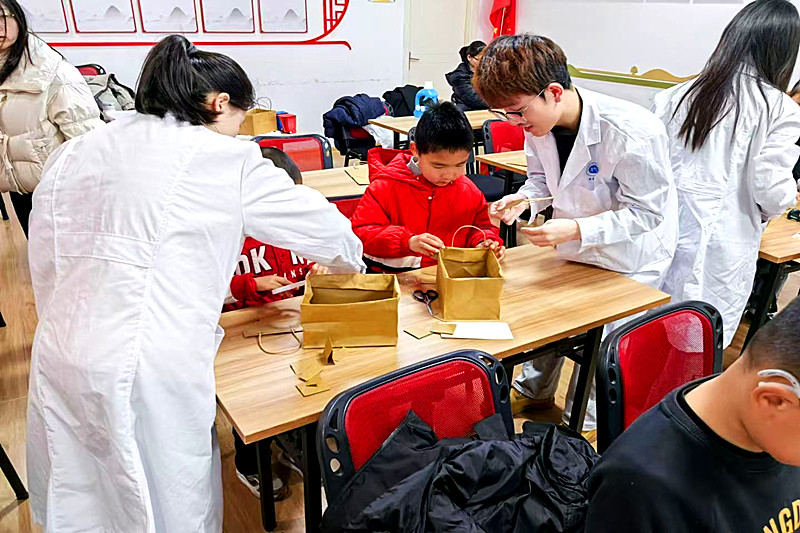 1744114578891406.jpg 江苏省南京市玄武区锁金村街道锁三社区关工委开展“变废为宝”科普活动(2).jpg