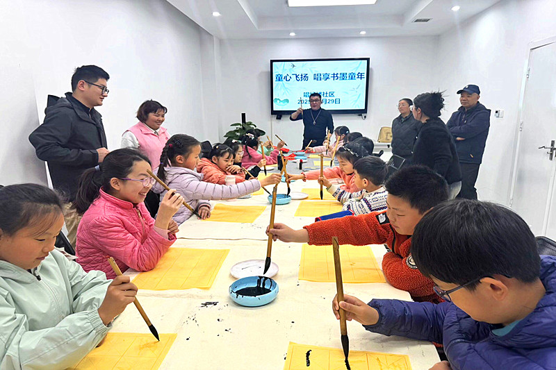 1744160277101738.jpg 江苏省南京市玄武区新街口街道唱经楼社区开展“童心飞扬,唱享书墨童年”书法公开课(1).jpg