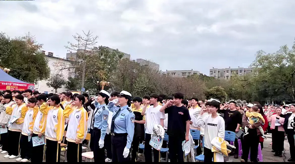 1744172793318633.png 3月12日,柳南区潭西街道柳泥社区关工小组联合柳州市交通警察支队柳南大队、柳州市第二十三中学等开展“遵守交法,拒绝毒品”禁毒宣传活动2(殷陈玉).png