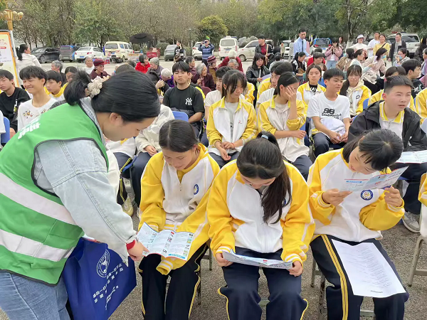 1744172810461902.png 3月12日,柳南区潭西街道柳泥社区关工小组联合柳州市交通警察支队柳南大队、柳州市第二十三中学等开展“遵守交法,拒绝毒品”禁毒宣传活动1(殷陈玉).png