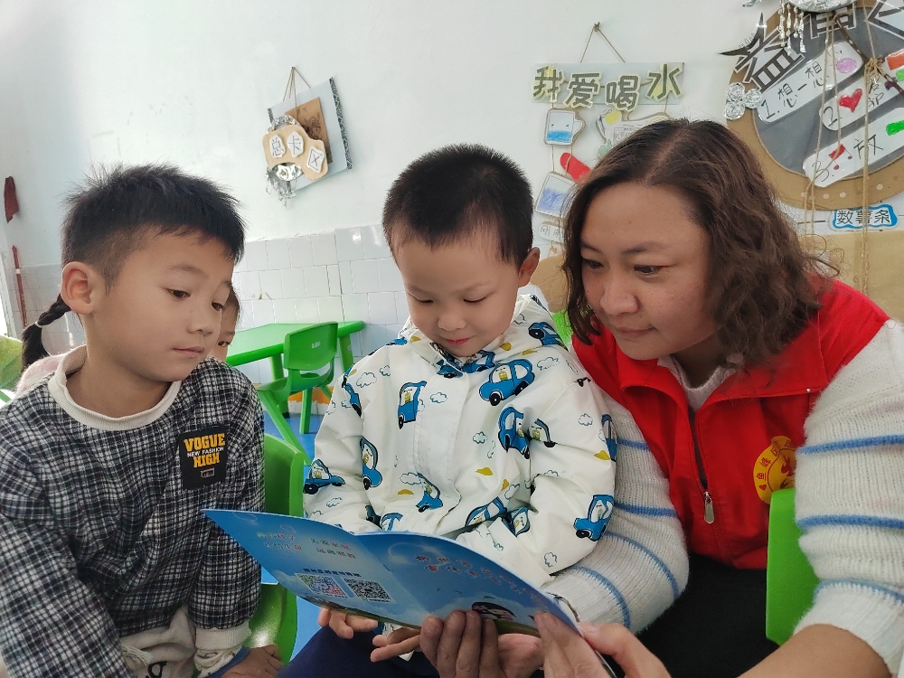 4月9日，广西柳州市鱼峰区蟠龙社区关工领导小组开展“反邪知识润童心，守护幼苗助成长”活动。1.jpg