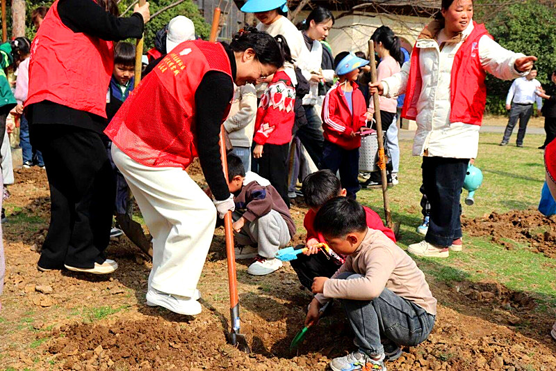 1744241543907335.jpg 江苏省南京市江宁区东山街道丰泽路幼儿园关工委开展“云植新绿,共护地球”家园社共建活动(1).jpg