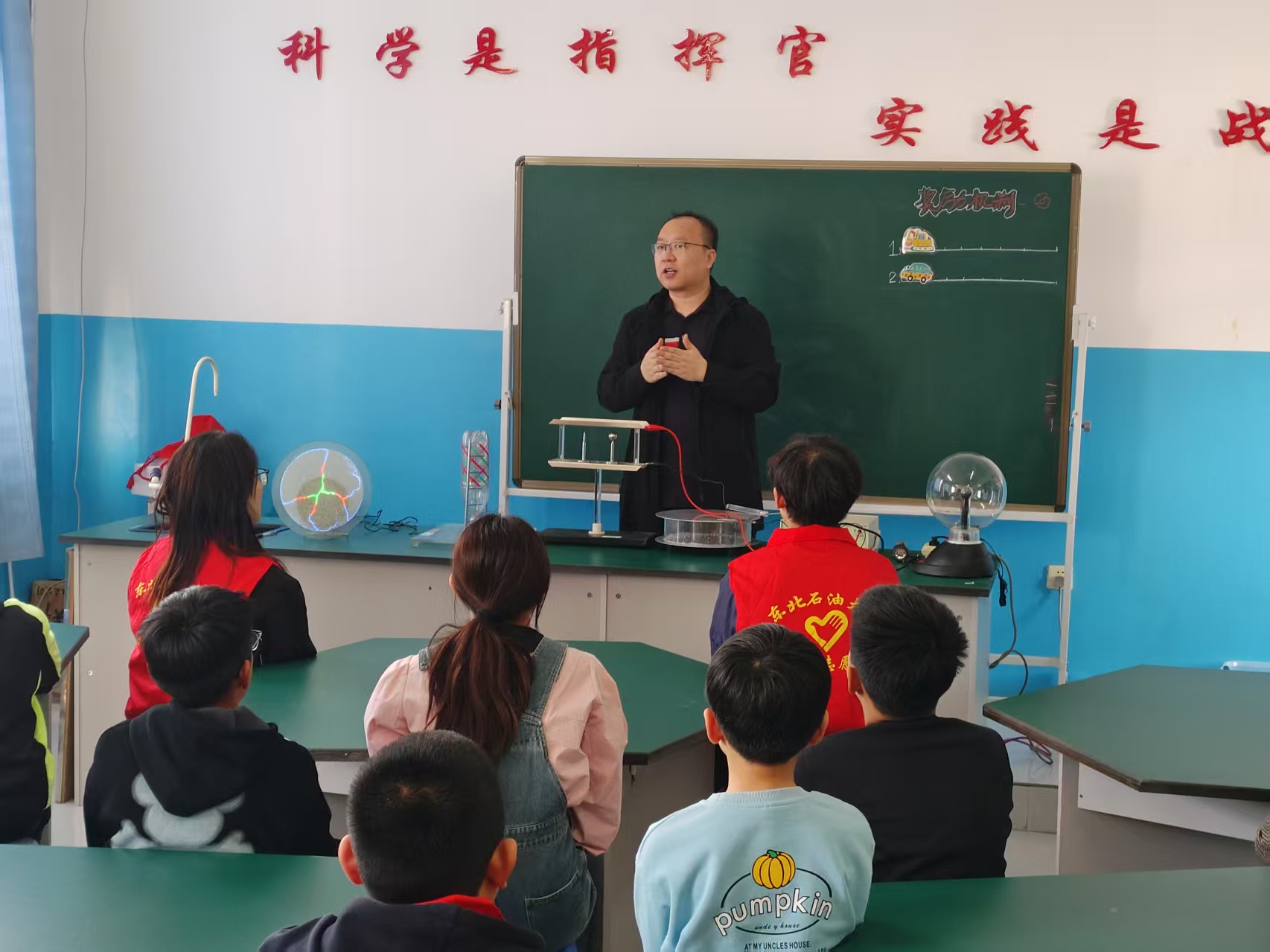 1744266150724551.jpg 学院讲师上科学课 (2).jpg