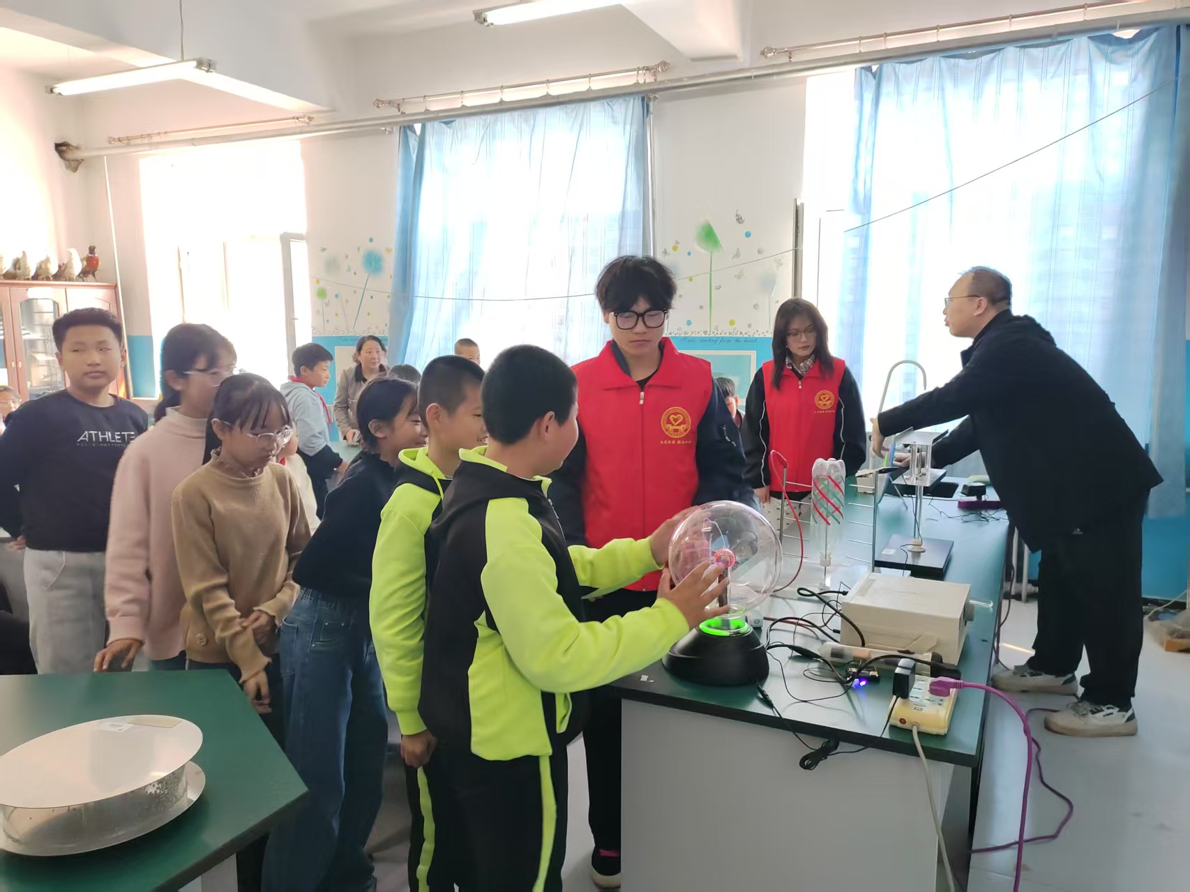 1744266157753593.jpg 学院讲师上科学课.jpg
