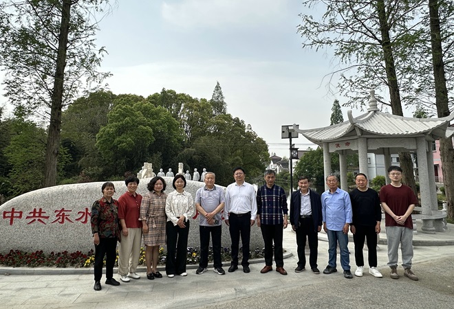 【桃源镇】感悟初心使命  赓续红色血脉“五老”工作室参观东水家港支部陈列室--.jpg