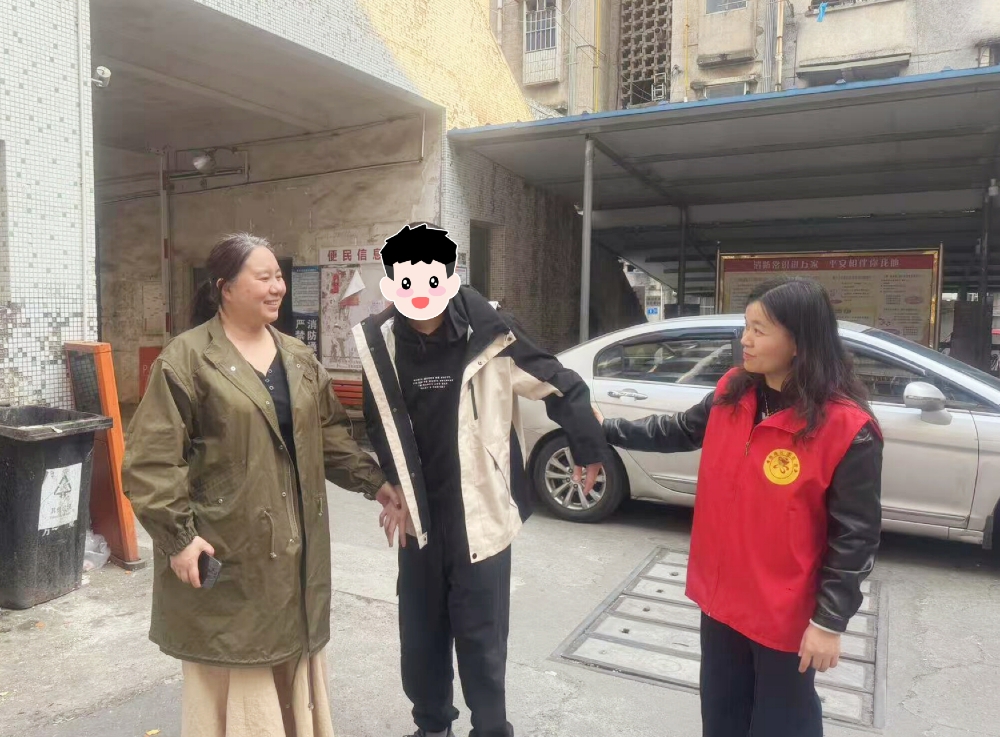 1744277227786157.jpg 广西柳州市鱼峰区天湖社区关工小组开展“未”爱同行,守护“少年的你”困境青少年走访活动1.jpg