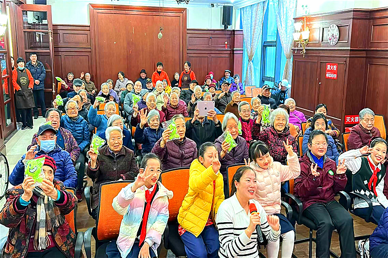 1744282845417373.jpg 江苏省南京市鼓楼区江东街道关工委开展“小手拉大手,与爱同行”活动(3).jpg