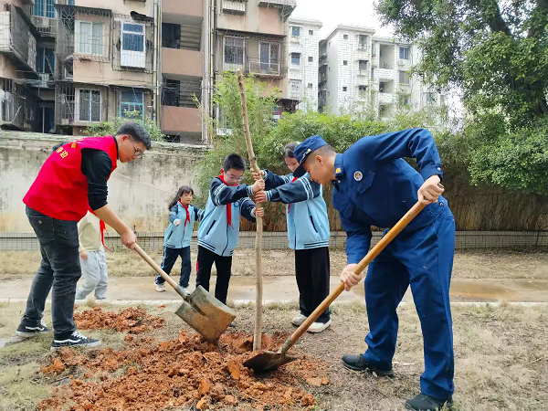 3月12日，正值中国植树节之际，柳南区河西街道龙福社区关工小组与柳州市河西小学、柳南区河西消防救援站共同携手合作开展“绿意盎然，共植未来”植树活动1（王艳）.png