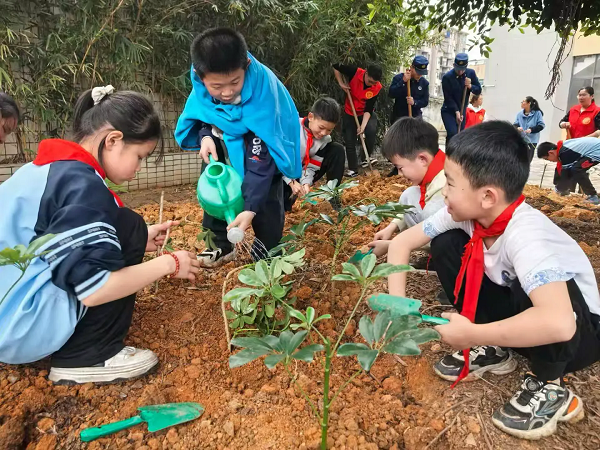 3月12日，正值中国植树节之际，柳南区河西街道龙福社区关工小组与柳州市河西小学、柳南区河西消防救援站共同携手合作开展“绿意盎然，共植未来”植树活动2（王艳）.png