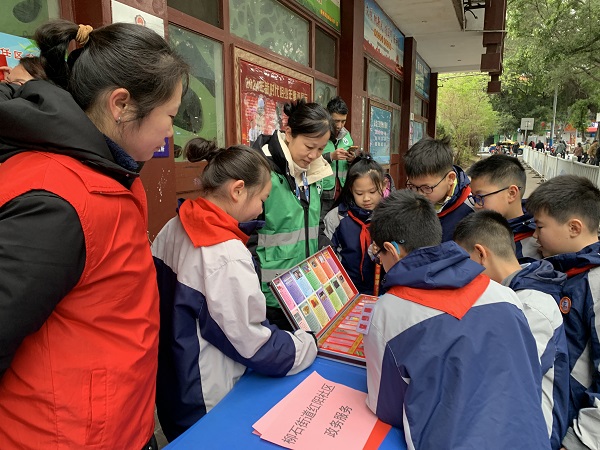 1744342797750461.jpg 利用大课间时间向青少年宣传禁毒知识.JPG