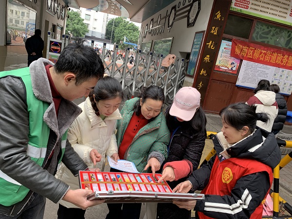 1744342827747963.jpg 在鱼峰山小学向教师开展禁毒宣传.JPG