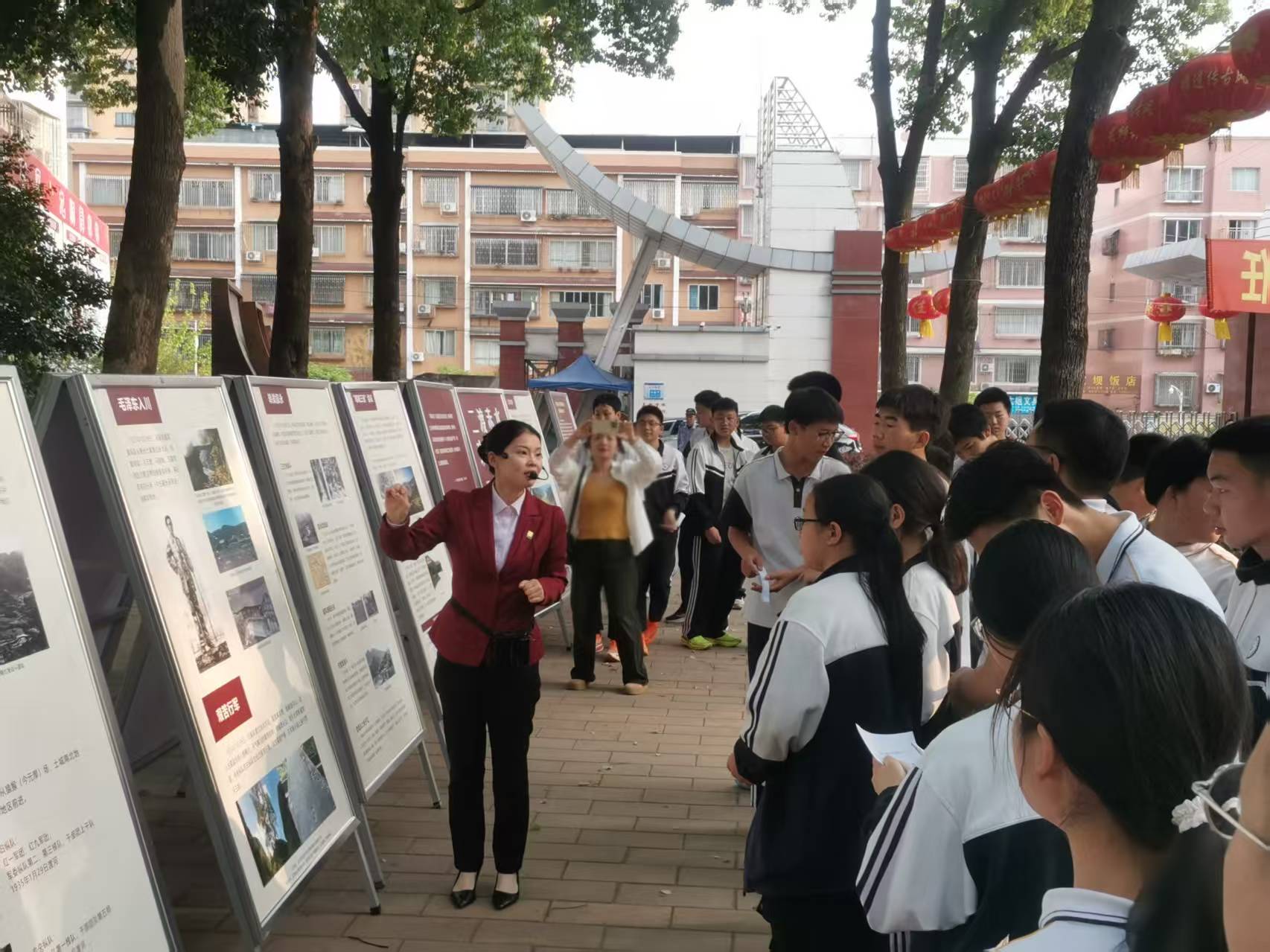 学生们正在流动博物馆听“四渡赤水在泸州”的介绍.jpg
