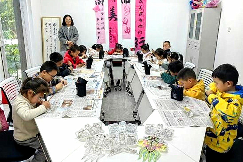 1744501323266494.jpg 江苏省南京市建邺区莫愁湖街道莫愁湖社区开展“探秘春分绘纸鸢” 亲子家庭活动(1).jpg