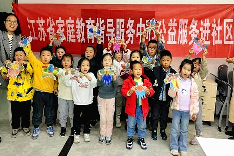 1744501338779573.jpg 江苏省南京市建邺区莫愁湖街道莫愁湖社区开展“探秘春分绘纸鸢” 亲子家庭活动(3).jpg