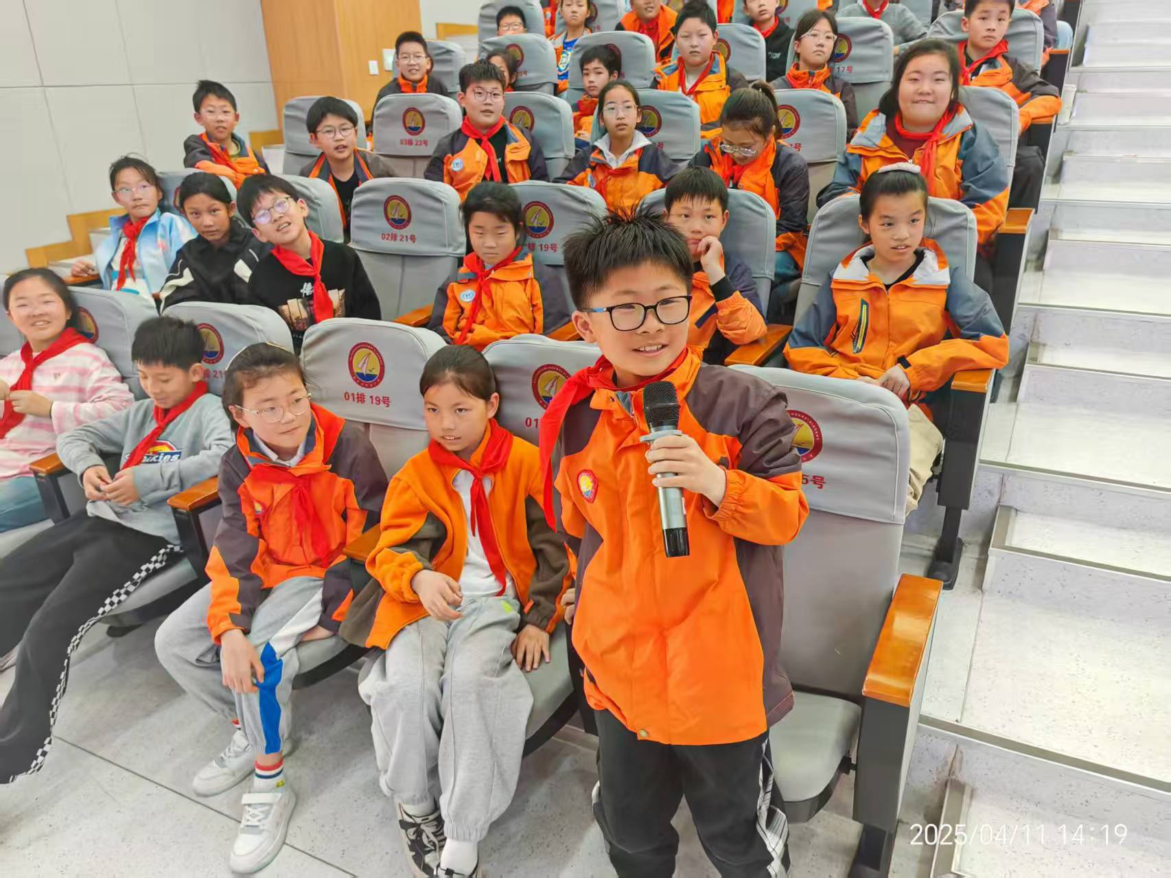 1744674127347724.jpg 4张振余和讲座.jpg