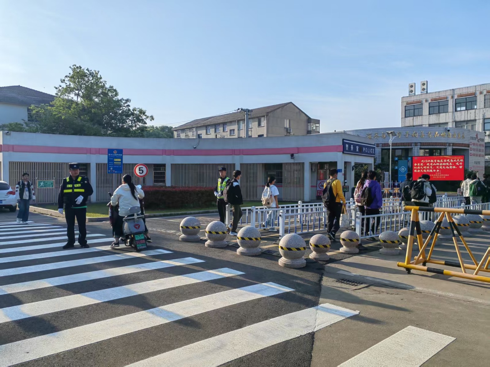警校合力  金盾护学.jpg