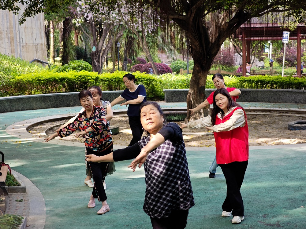 1744807978951556.jpg 2025.4.16广西柳州市鱼峰区天湖社区关工领导小组开展“舞动健康,乐享生活”春季养身操活动 (2).jpg