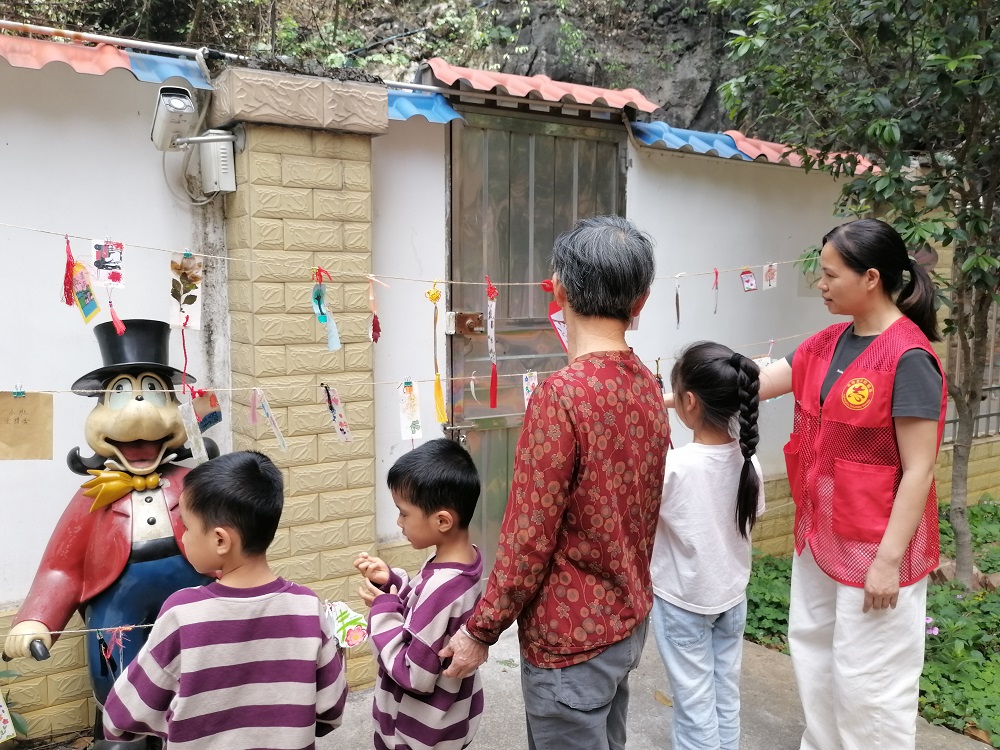 1744808192734553.jpg 共同欣赏“廉洁”书签作品.jpg