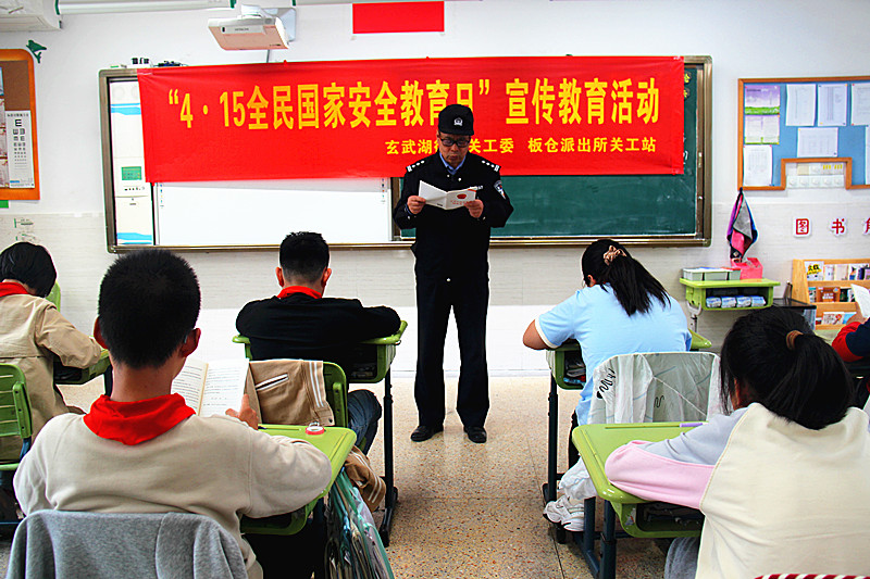 1744850732653766.jpg 玄武湖街道关工委联合开展“全民国家安全教育日”进校园,护航青少年成长(4).jpg