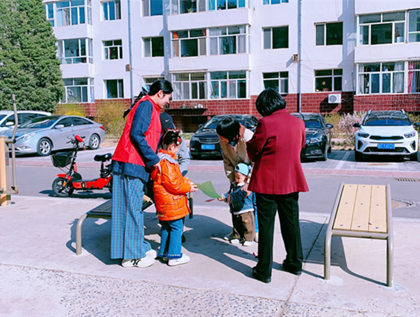 1744875096953968.jpg 元宝山区第二幼儿园开展世界安全日宣传活动照片2_副本_副本.jpg