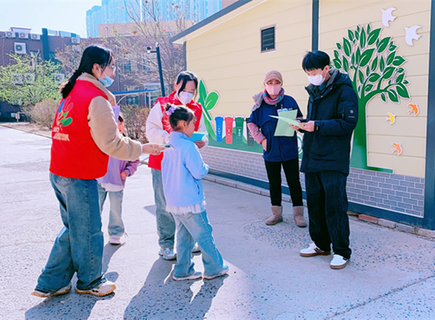 1744875130563100.jpg 元宝山区第二幼儿园开展世界安全日宣传活动照片4_副本_副本.jpg
