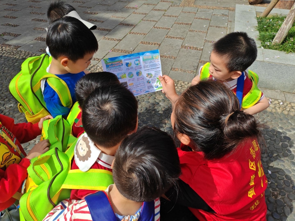 4月17日，广西柳州市鱼峰区蟠龙社区关工领导小组在蟠龙山公园内开展“预防溺水，守护生命之花”安全知识科普活动。2.jpg